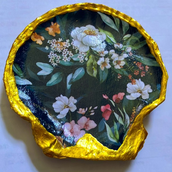 Handcrafted Shell Floral Dish Decoupage - Picture 4 of 4